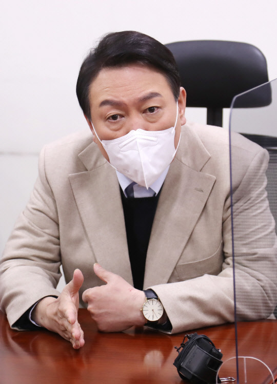 지난 12월18일 윤석열 국민의힘 대선후보(전 검찰총장)가 서울 여의도 국회 의원회관에서 열린 국밍늬힘 청년보좌역 공개모집 현장을 격려 방문, 발언하고 있다.<연합뉴스>